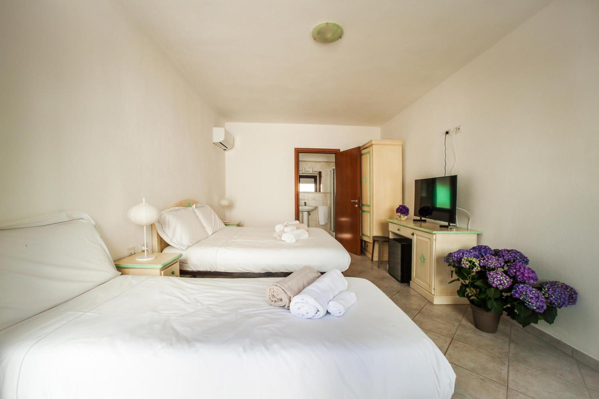 Hotel New Barcavela Santa Margherita di Pula Exterior foto